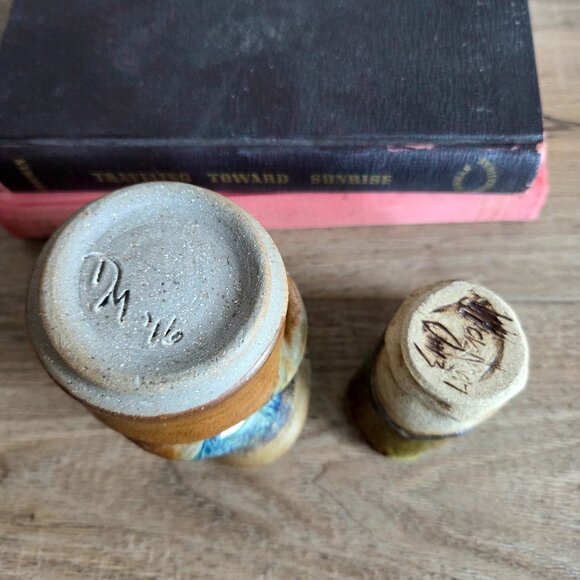 2 small handcrafted ceramic vases with unique ruffled rim. Signed by artists. - Picture 5 of 7